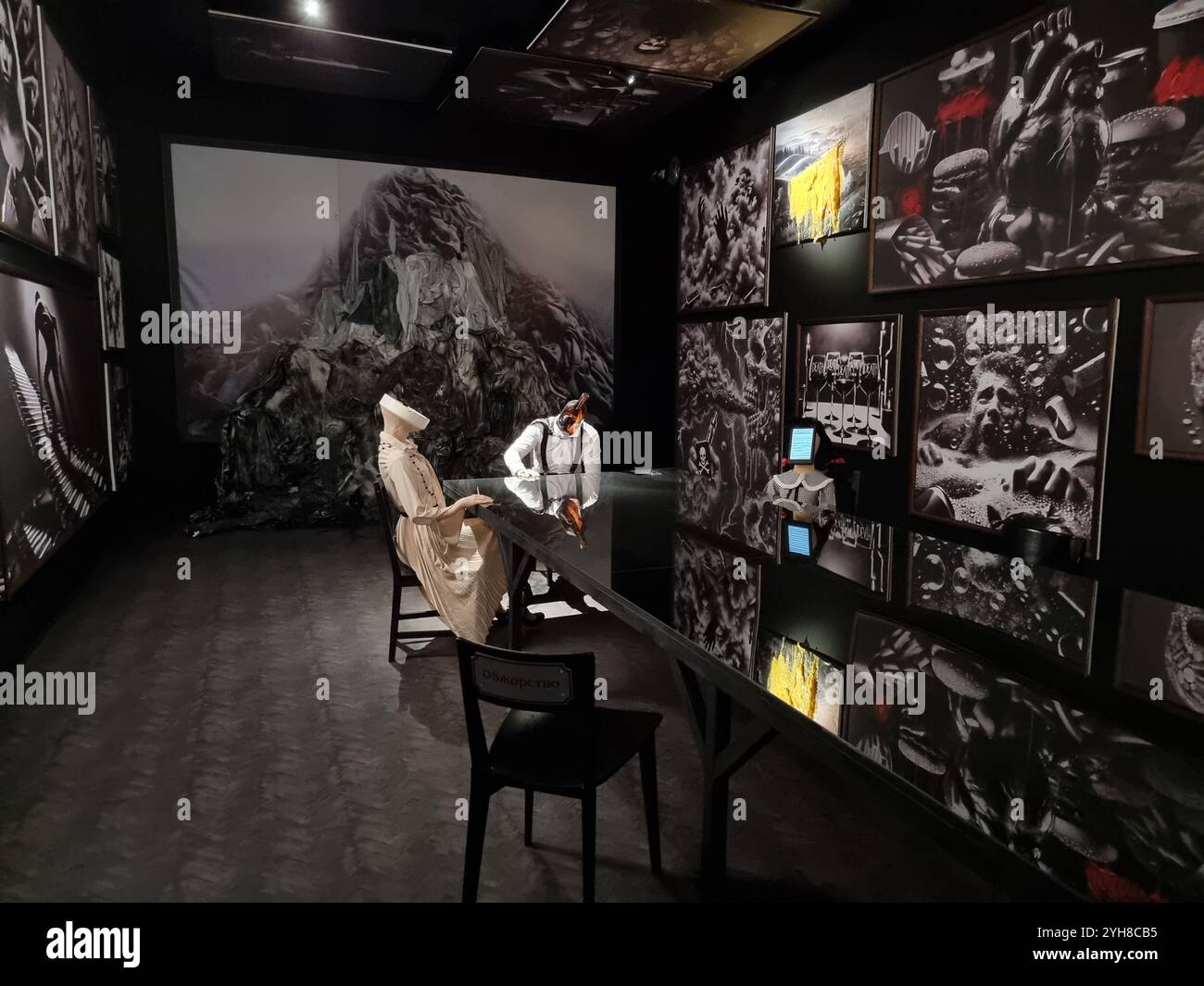 Figur mit Flasche als Kopf und Figur mit Aschenbecher als Kopf, veranschaulicht das Konzept von schlechten Gewohnheiten, sucht, Rauchen und Trinken bei der Moskauer Veranstaltung 2030 - Smartphone-aufgenommenes Stockfoto