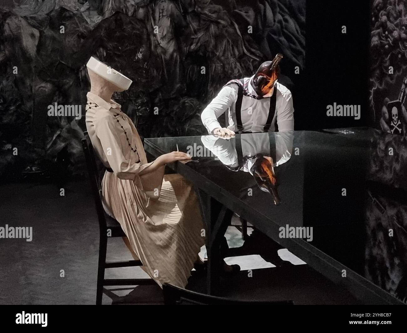 Figur mit Flasche als Kopf und Figur mit Aschenbecher als Kopf, veranschaulicht das Konzept von schlechten Gewohnheiten, sucht, Rauchen und Trinken bei der Moskauer Veranstaltung 2030 - Smartphone-aufgenommenes Stockfoto