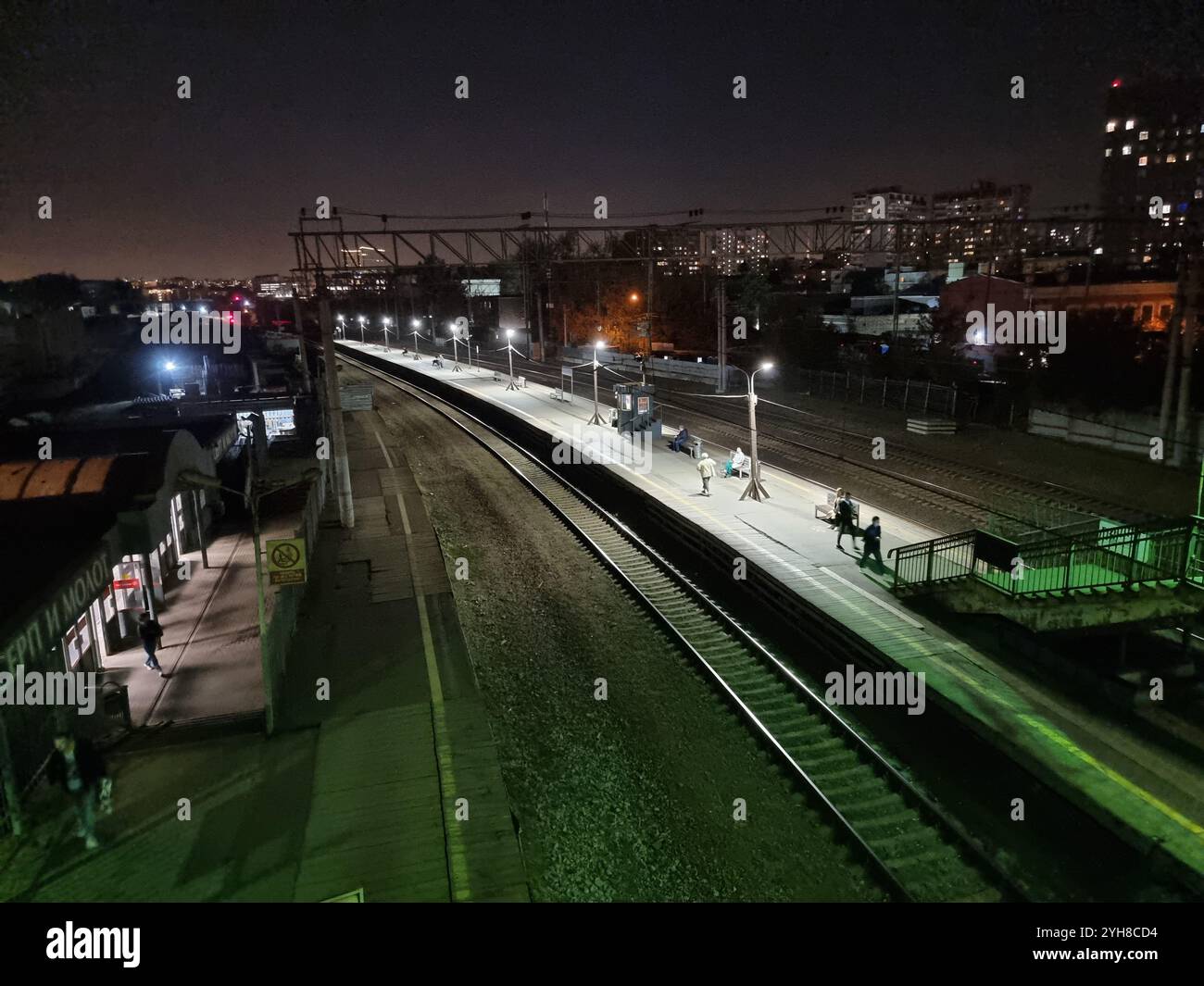Nachtaufnahme aus der Luft auf dem Bahnhof SERP i Molot (Hammer und Sichel) Moskau Central Diameters (MCD) in Moskau, Russland - Smartphone-aufgenommenes Stockfoto