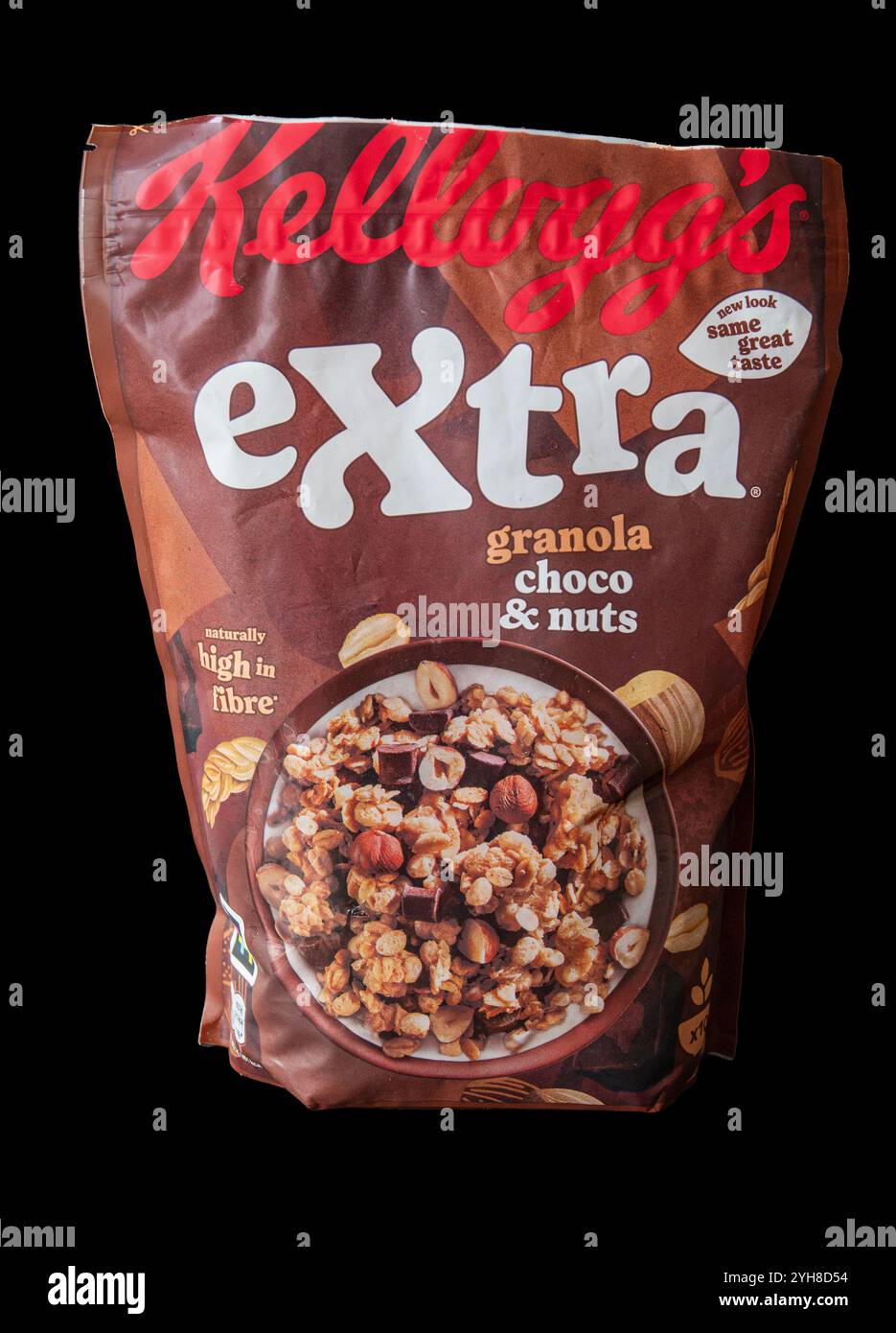 Weiches Paket mit Kelloggs extra-Granola-Schokolade und Nüssen aus Vollkornhafer mit hohem Ballaststoffanteil. Geeignet für Vegetarier. Isoliert auf schwarzer Rückseite Stockfoto