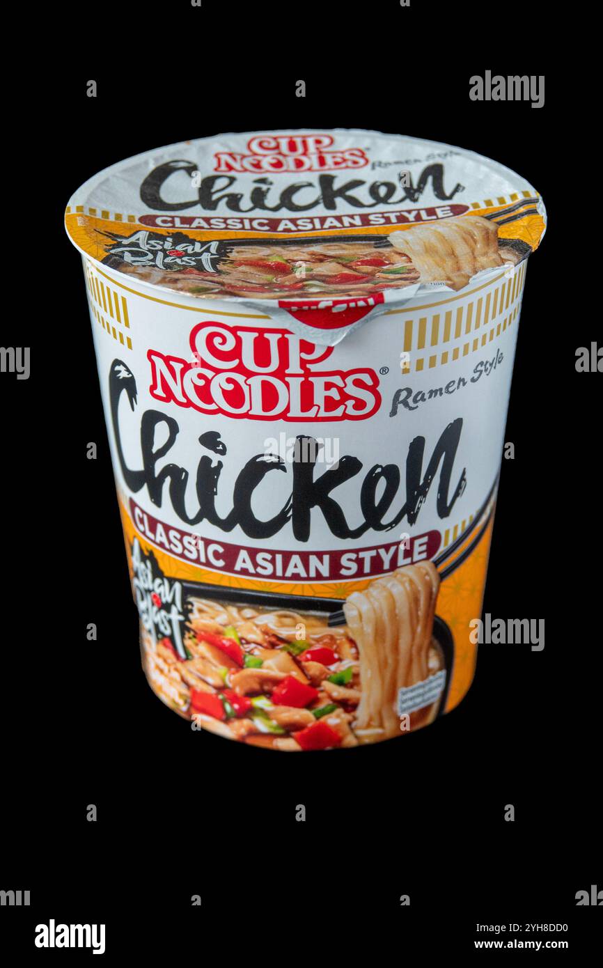 Berühmte Chicken Cup Nudeln, klassischer asiatischer Stil. Beliebte Fast-Food-Suppe. Isoliert auf schwarzem Hintergrund. Kopenhagen, Dänemark - 10. November 2024. Stockfoto