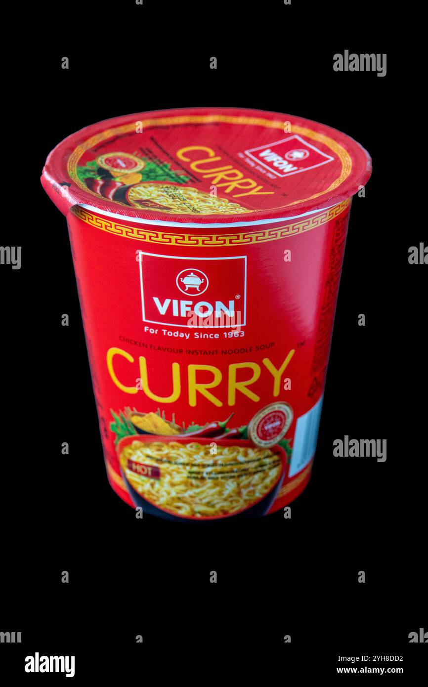 Curry Cup Nudeln, klassischer asiatischer Stil. Beliebte Fast-Food-Suppe. Isoliert auf schwarzem Hintergrund. Kopenhagen, Dänemark - 10. November 2024. Stockfoto