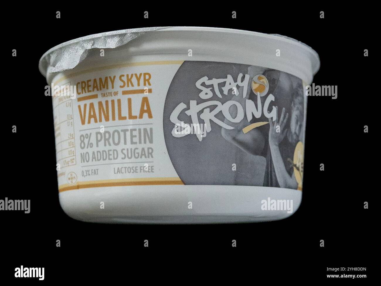 Ein Paket mit Stay strong cremiger Vanille Skyr 8 % Protein, ohne Zuckerzusatz. Isoliert auf schwarzem Hintergrund. Kopenhagen, Dänemark - 10. November 2024. Stockfoto