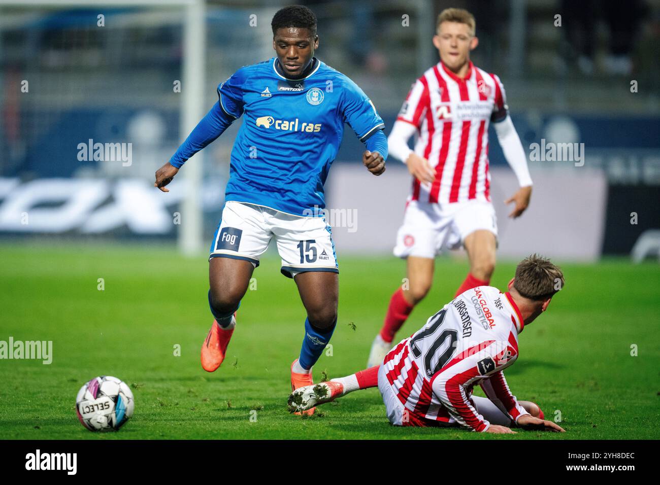 Michael Opoku von Lyngby BK und Kasper Joergensen von Aab während des 3F Superliga-Spiels zwischen Lyngby Boldklub und AAB im Lyngby Stadium, Sonntag, den 10. November 2024. (Foto: Mads Claus Rasmussen/Ritzau Scanpix) Credit: Ritzau/Alamy Live News Stockfoto