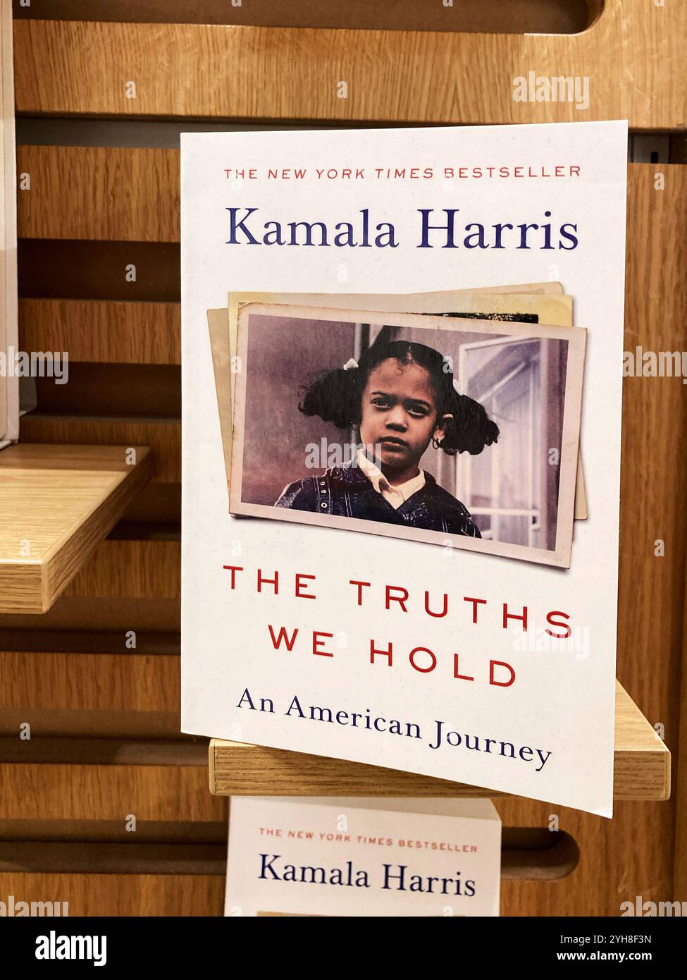 Kamala Harris Biografie, The Truths we Hold, zum Verkauf im Buchladen Stockfoto