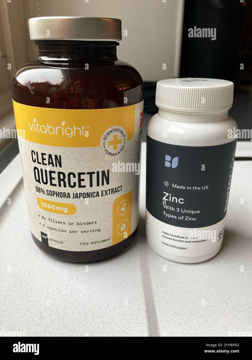 Clean Quercetin und Zink Vitamin Nahrungsergänzungsmittel - Smartphone-aufgenommenes Stockfoto
