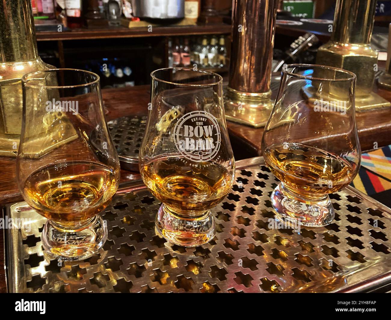 An der Bar wird ein Whisky DRAM serviert, Bow Bar Edinburgh Stockfoto