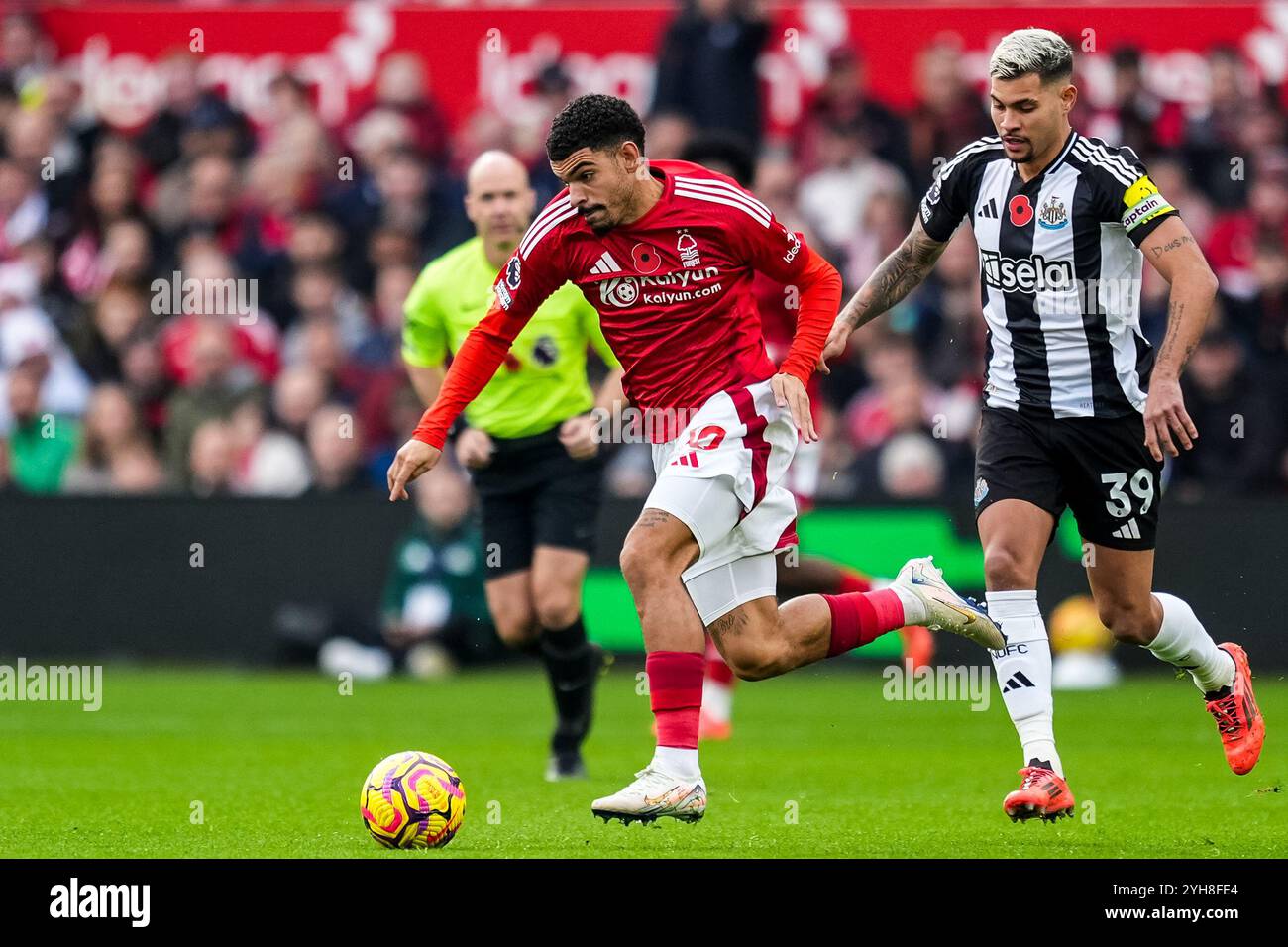 Nottingham, Großbritannien. November 2024. NOTTINGHAM, ENGLAND – 10. NOVEMBER: Morgan Gibbs-White von Nottingham Forest FC dribbelt mit dem Ball während des Premier League-Spiels zwischen Nottingham Forest FC und Newcastle United FC am 10. November 2024 auf dem City Ground in Nottingham, England. (Foto: Rene Nijhuis/MB Media) Credit: MB Media Solutions/Alamy Live News Stockfoto