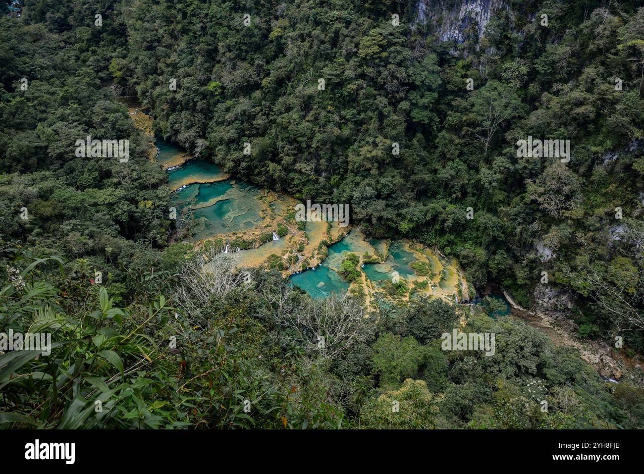 Aus der Vogelperspektive von Semuc Champey, einem Naturdenkmal in einem dicht bewaldeten Berg von Alta Verapaz, in der Nähe der Stadt Lanquin, Guatemala. Dieses n Stockfoto