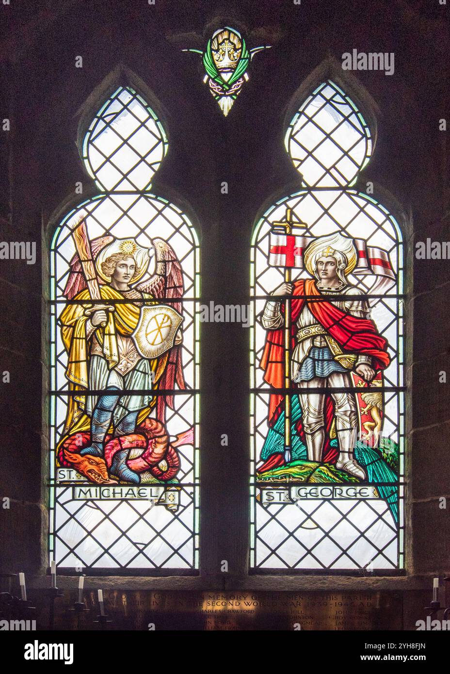 Fenster aus dem 2. Weltkrieg in der St. Marys Kirche Sandbach, die den Heiligen Georg und den Erzengel Michael darstellt. Stockfoto