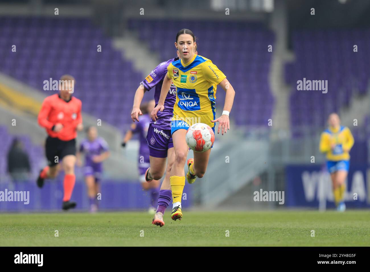 Wien, Österreich. November 2024. Wien, Österreich, 10. November 2024: Jovana Cavic (5 erster Wiener FC) jagt den Ball während des Admiral Frauen Bundesliga Matches Österreich Wien gegen Wien Tom Seiss/SPP (Tom Seiss/SPP) Credit: SPP Sport Press Photo. /Alamy Live News Stockfoto