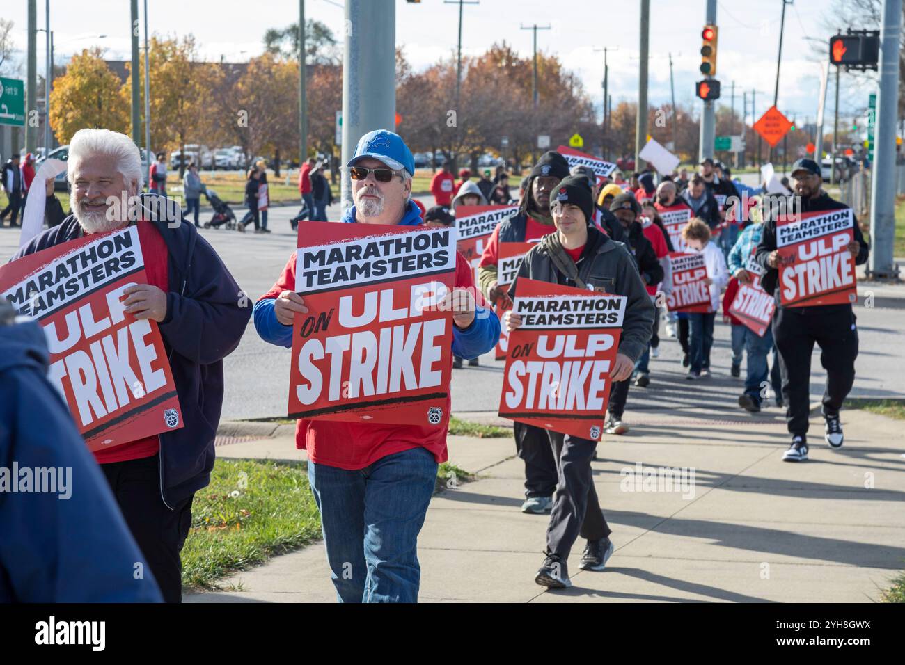 Detroit, Michigan, USA. November 2024. Mitglieder der Teamsters Union werden von Mitgliedern der United Auto Workers und anderen Gewerkschaften bei einer Solidaritätskundgebung während ihres Streiks gegen die Raffinerie Marathon Petroleum begleitet. Quelle: Jim West/Alamy Live News Stockfoto