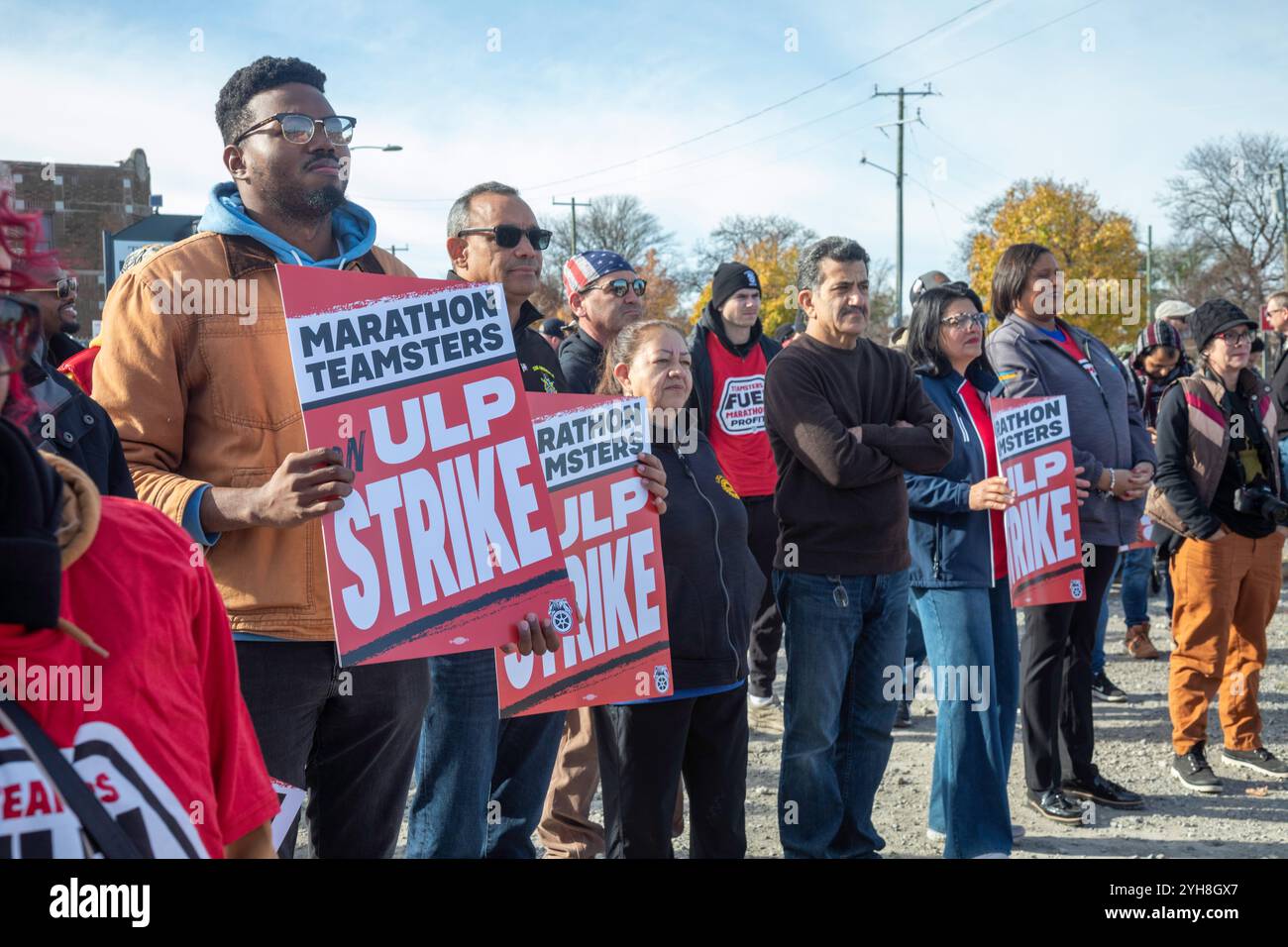 Detroit, Michigan, USA. November 2024. Mitglieder der Teamsters Union werden von Mitgliedern der United Auto Workers und anderen Gewerkschaften bei einer Solidaritätskundgebung während ihres Streiks gegen die Raffinerie Marathon Petroleum begleitet. Quelle: Jim West/Alamy Live News Stockfoto