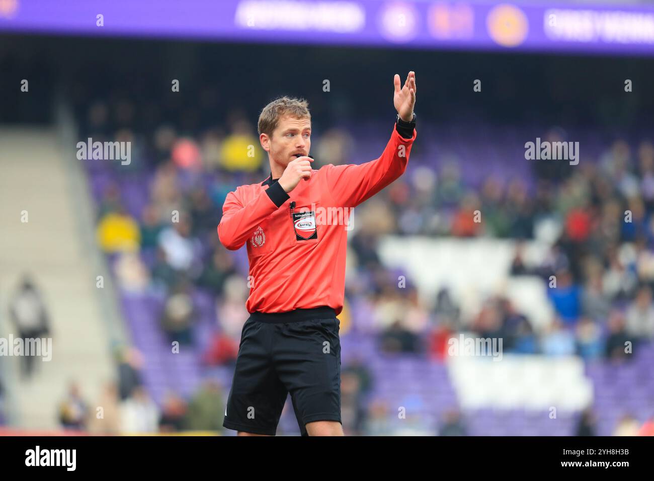 Wien, Österreich. November 2024. Wien, Österreich, 10. November 2024: Schiedsrichter Hubert Nowotarski bläst die Pfeife während des Admiral Frauen Bundesliga Matches Austria Wien gegen Wien Tom Seiss/SPP (Tom Seiss/SPP) Credit: SPP Sport Press Photo. /Alamy Live News Stockfoto