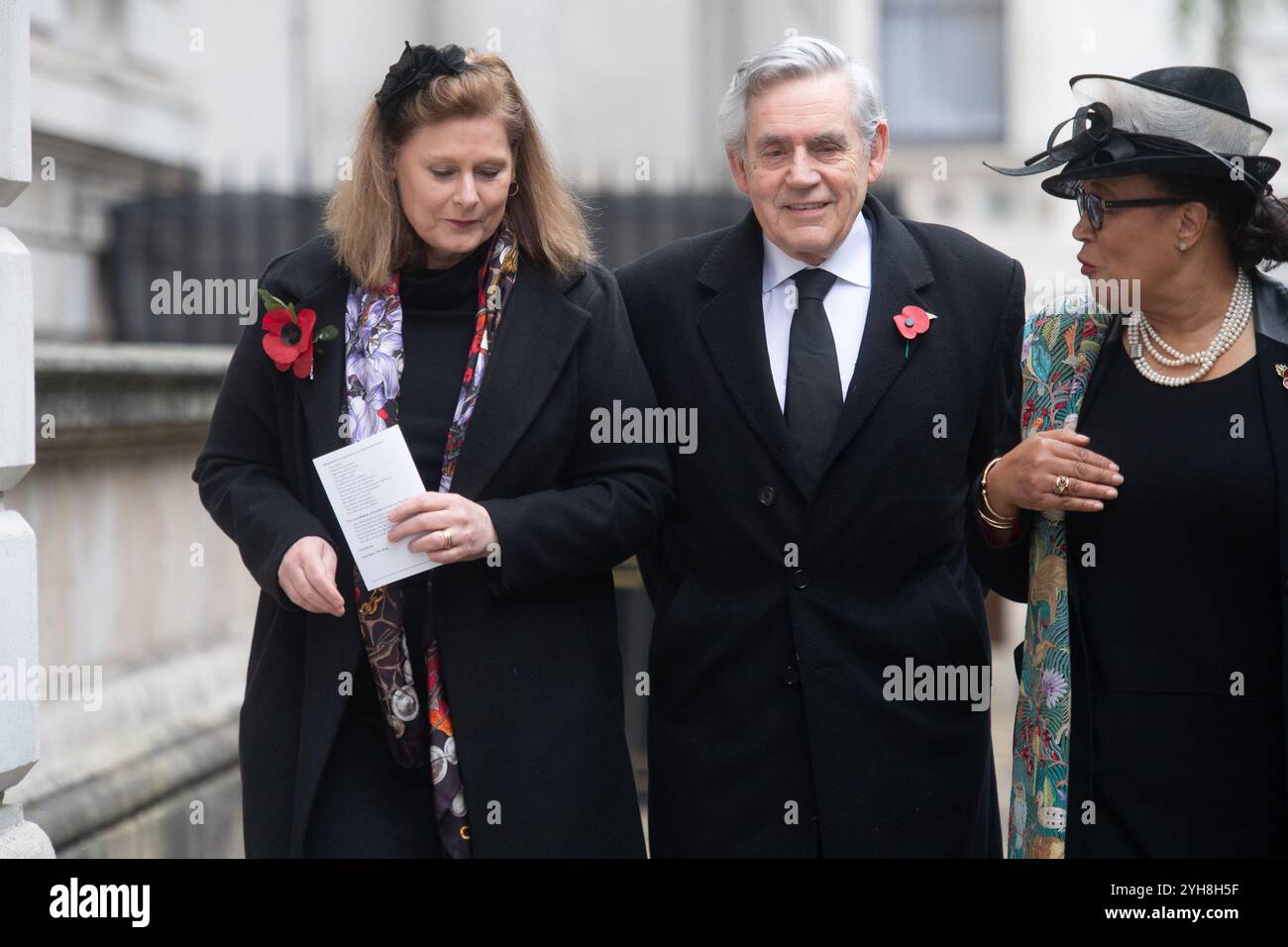 London, Großbritannien. November 2024. Der ehemalige Premierminister Gordon Brown und seine Frau Sarah Jane Brown kommen in der Downing Street an, um an einem Gedenkgottesdienst in Whitehall teilzunehmen, der den Beitrag der britischen und Commonwealth-Militär- und Zivilsoldaten und Frauen in den beiden Weltkriegen und späteren Konflikten gedenkt. Quelle: Justin Ng/Alamy Live News. Stockfoto