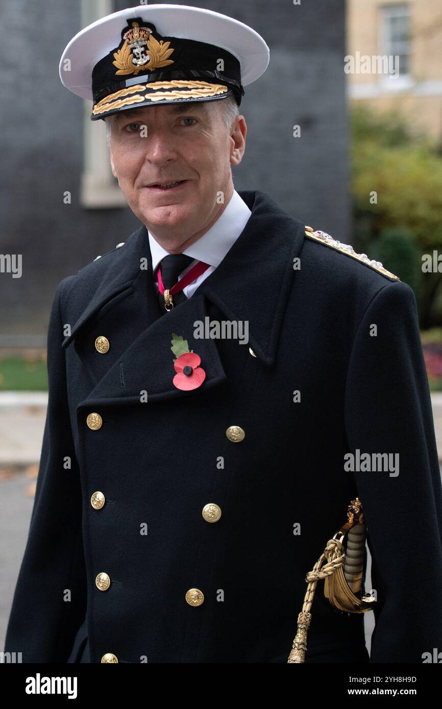 London, Großbritannien. November 2024. Admiral Sir Tony Radakin - Chief of the Defence Staff trifft in der Downing Street ein, um an einem Gedenkgottesdienst in Whitehall teilzunehmen, der an den Beitrag der britischen und Commonwealth-Militär- und Zivilsoldaten und Frauen in den beiden Weltkriegen und in späteren Konflikten erinnert. Quelle: Justin Ng/Alamy Live News. Stockfoto