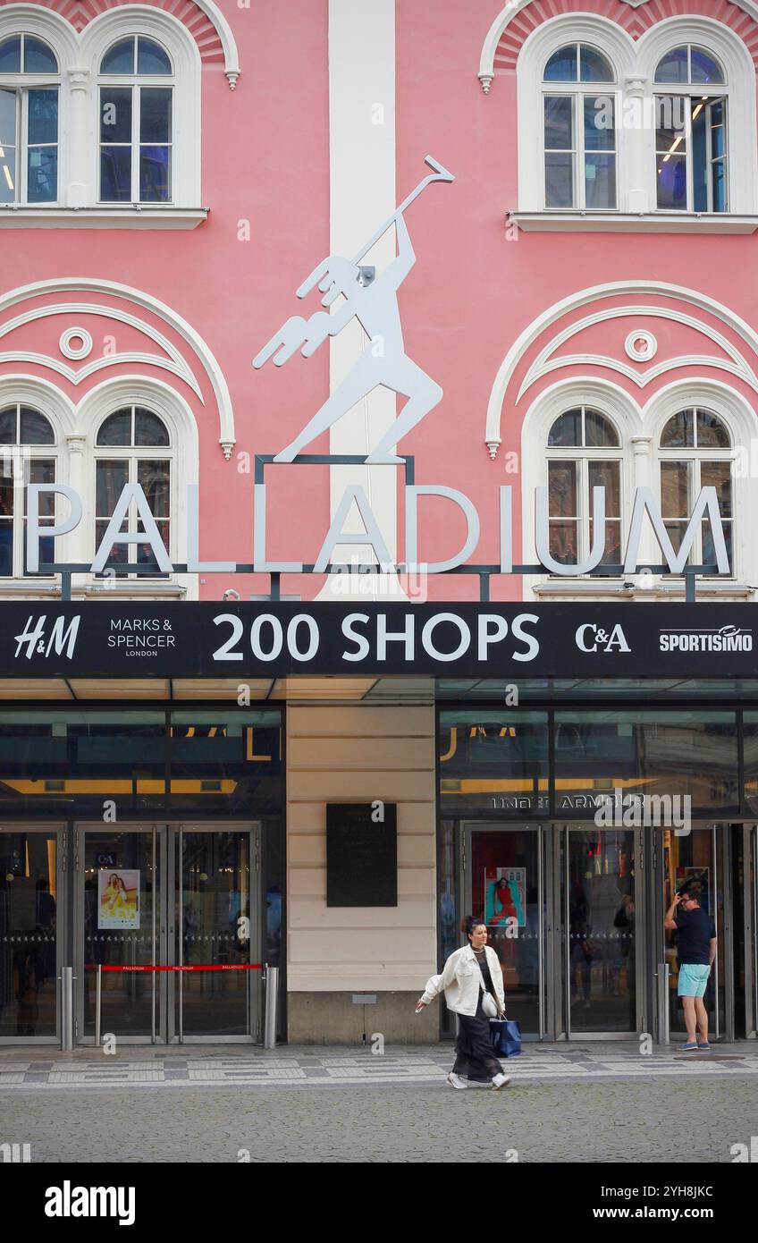 Prag, Tschechische Republik, 23. Mai 2024: Frontalansicht des Eingangs zum Einkaufszentrum Palladium in Prag mit vorbeiziehenden Käufern Stockfoto