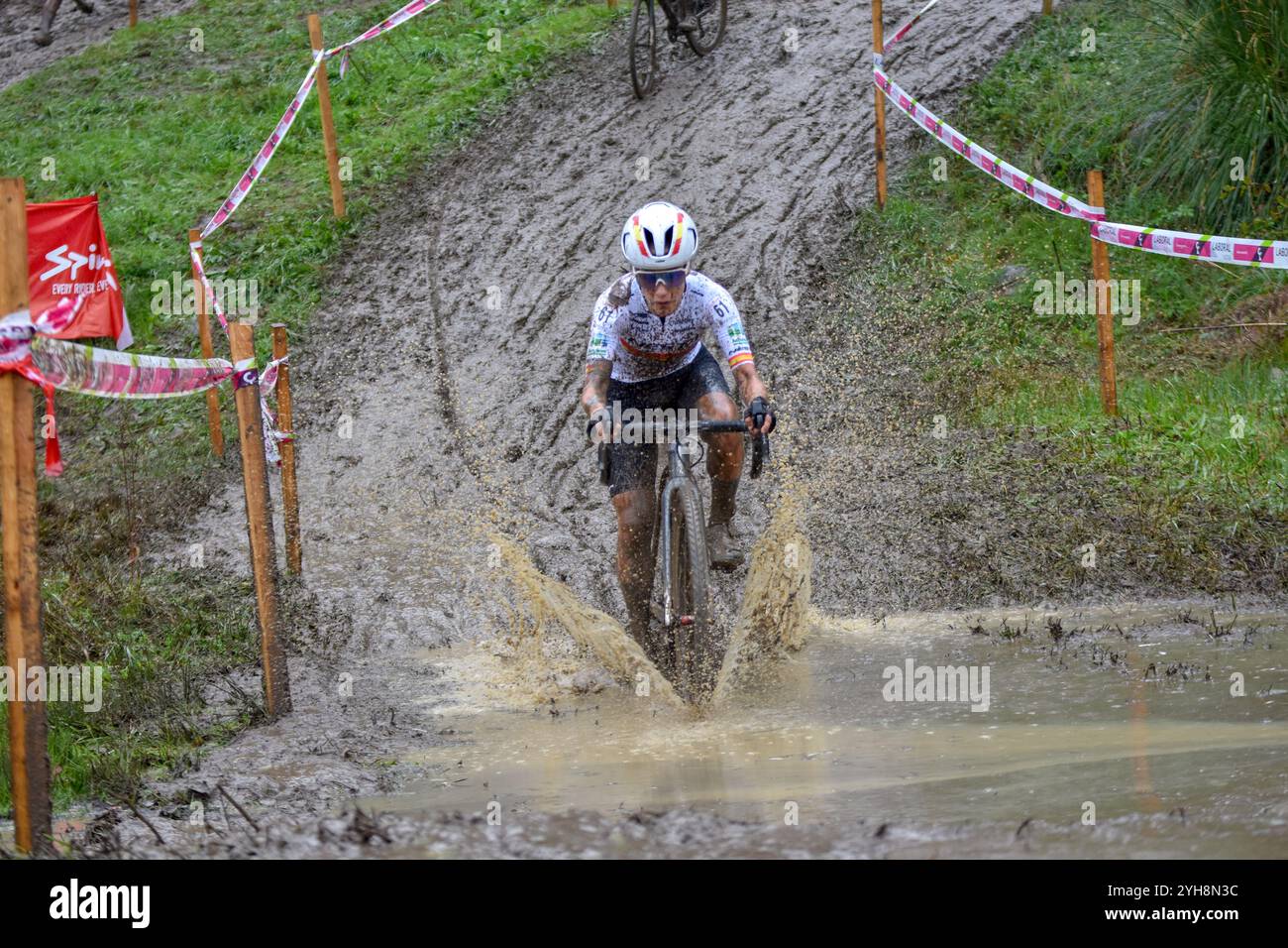 Ambasaguas, Spanien, 10. November 2024: Nesta-MMR Team-Radfahrerin Lucia Gonzalez Blanco während des Women's Elite Tests der Karrantza International Cyclo-Cros am 10. November 2024 in Ambasaguas, Spanien. Quelle: Javier Linares Misioner /Alamy Live News Stockfoto