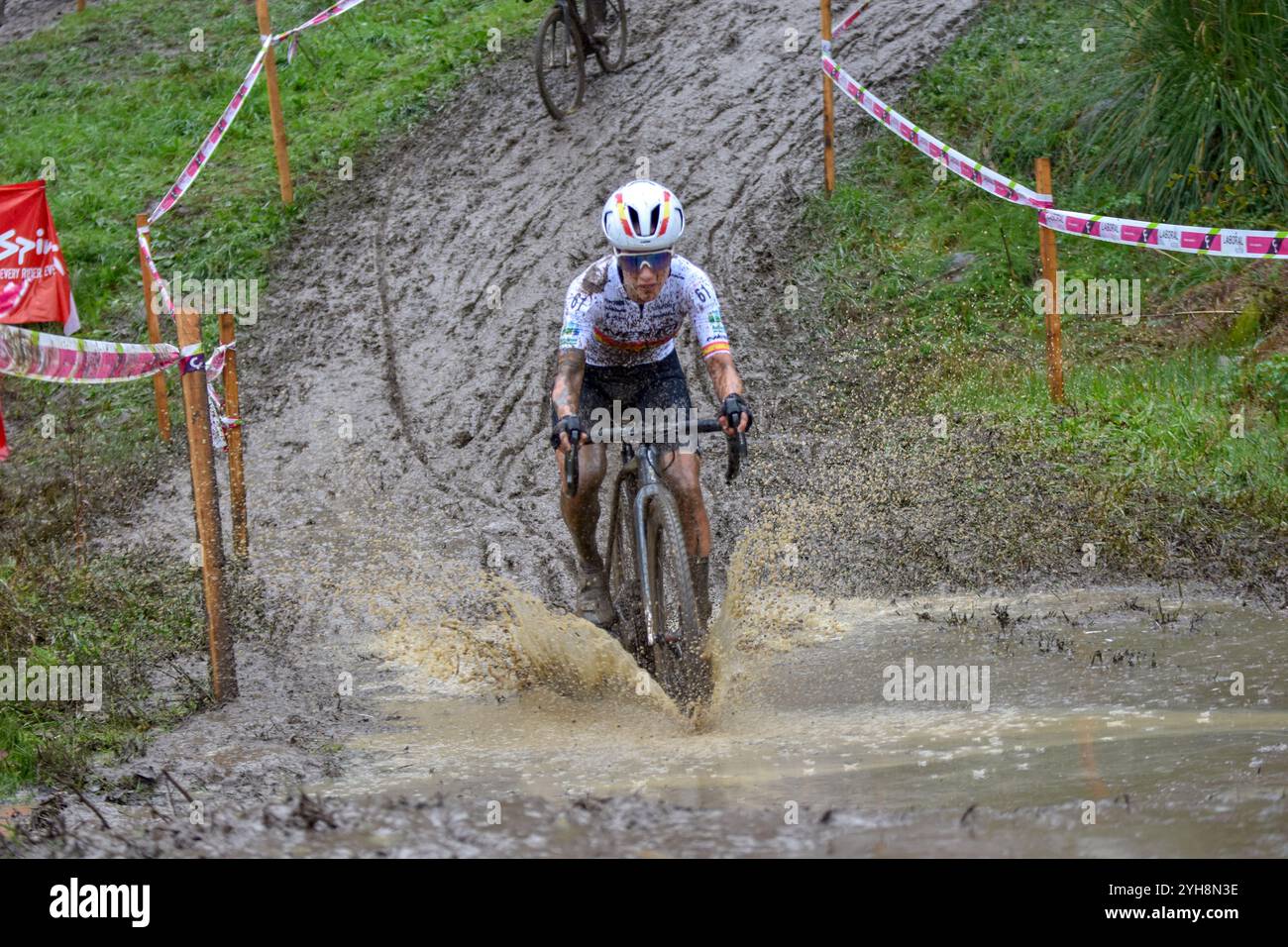 Ambasaguas, Spanien, 10. November 2024: Nesta-MMR Team-Radfahrerin Lucia Gonzalez Blanco während des Women's Elite Tests der Karrantza International Cyclo-Cros am 10. November 2024 in Ambasaguas, Spanien. Quelle: Javier Linares Misioner /Alamy Live News Stockfoto