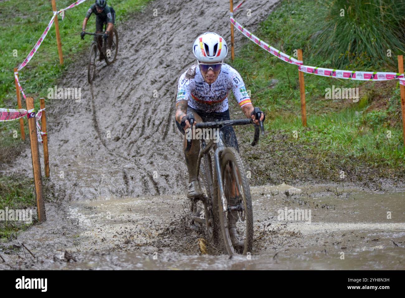 Ambasaguas, Spanien, 10. November 2024: Nesta-MMR Team-Radfahrerin Lucia Gonzalez Blanco während des Women's Elite Tests der Karrantza International Cyclo-Cros am 10. November 2024 in Ambasaguas, Spanien. Quelle: Javier Linares Misioner /Alamy Live News Stockfoto