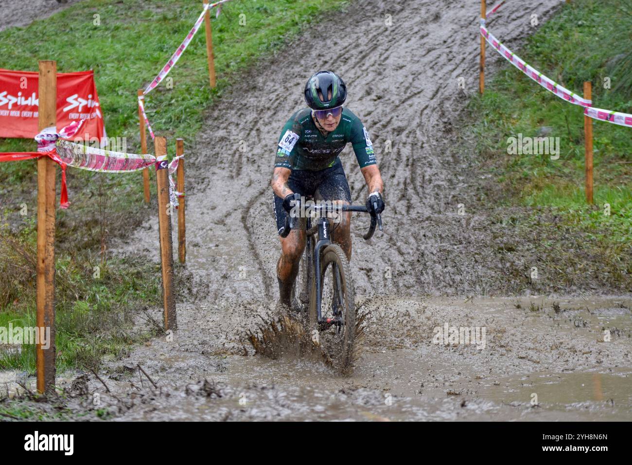Ambasaguas, Spanien, 10. November 2024: Nesta MMR Team Radfahrerin Alicia Gonzalez Blanco im Women's Elite Test der Karrantza International Cyclo-Cros am 10. November 2024 in Ambasaguas, Spanien. Quelle: Javier Linares Misioner /Alamy Live News Stockfoto