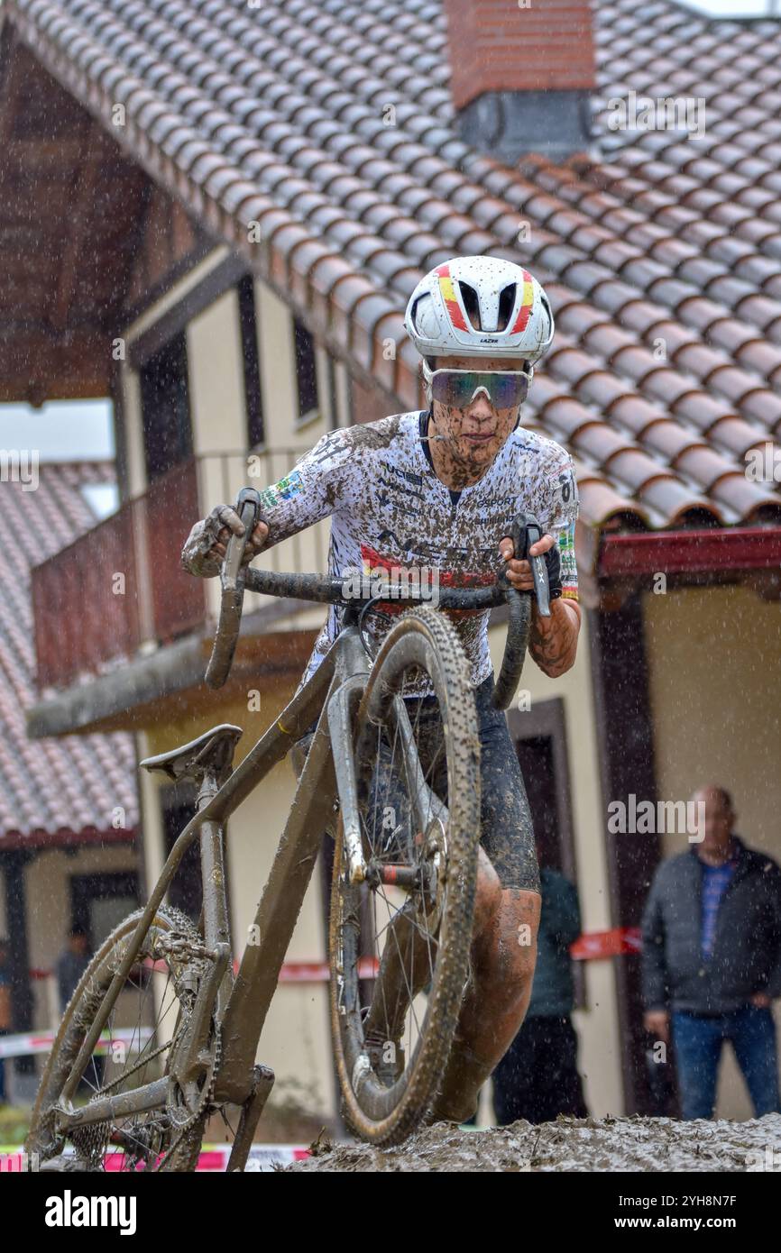 Ambasaguas, Spanien, 10. November 2024: Nesta-MMR Team-Radfahrerin Lucia Gonzalez Blanco während des Women's Elite Tests der Karrantza International Cyclo-Cros am 10. November 2024 in Ambasaguas, Spanien. Quelle: Javier Linares Misioner /Alamy Live News Stockfoto