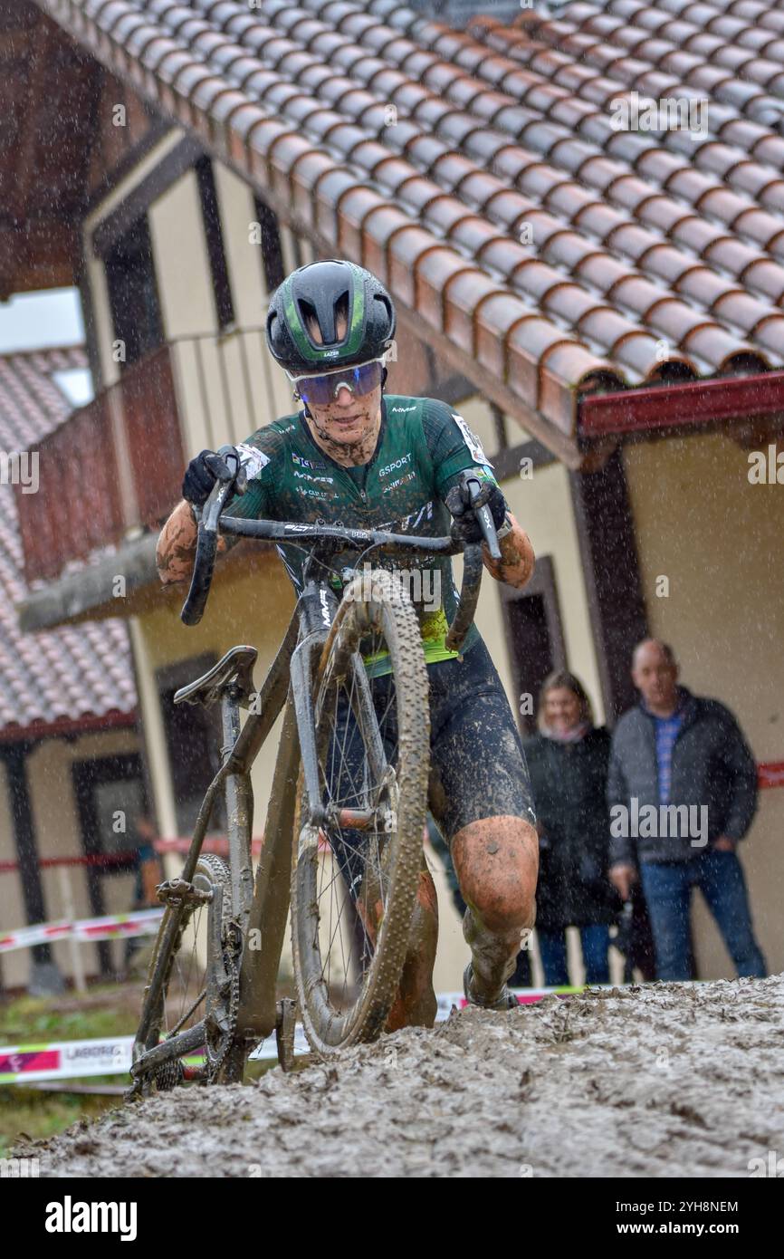 Ambasaguas, Spanien, 10. November 2024: Nesta MMR Team Radfahrerin Alicia Gonzalez Blanco im Women's Elite Test der Karrantza International Cyclo-Cros am 10. November 2024 in Ambasaguas, Spanien. Quelle: Javier Linares Misioner /Alamy Live News Stockfoto
