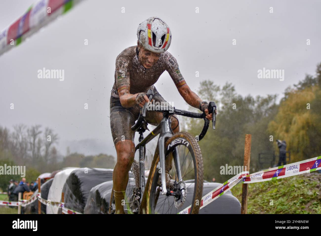 Ambasaguas, Spanien, 10. November 2024: Nesta-MMR Team-Radfahrerin Lucia Gonzalez Blanco während des Women's Elite Tests der Karrantza International Cyclo-Cros am 10. November 2024 in Ambasaguas, Spanien. Quelle: Javier Linares Misioner /Alamy Live News Stockfoto