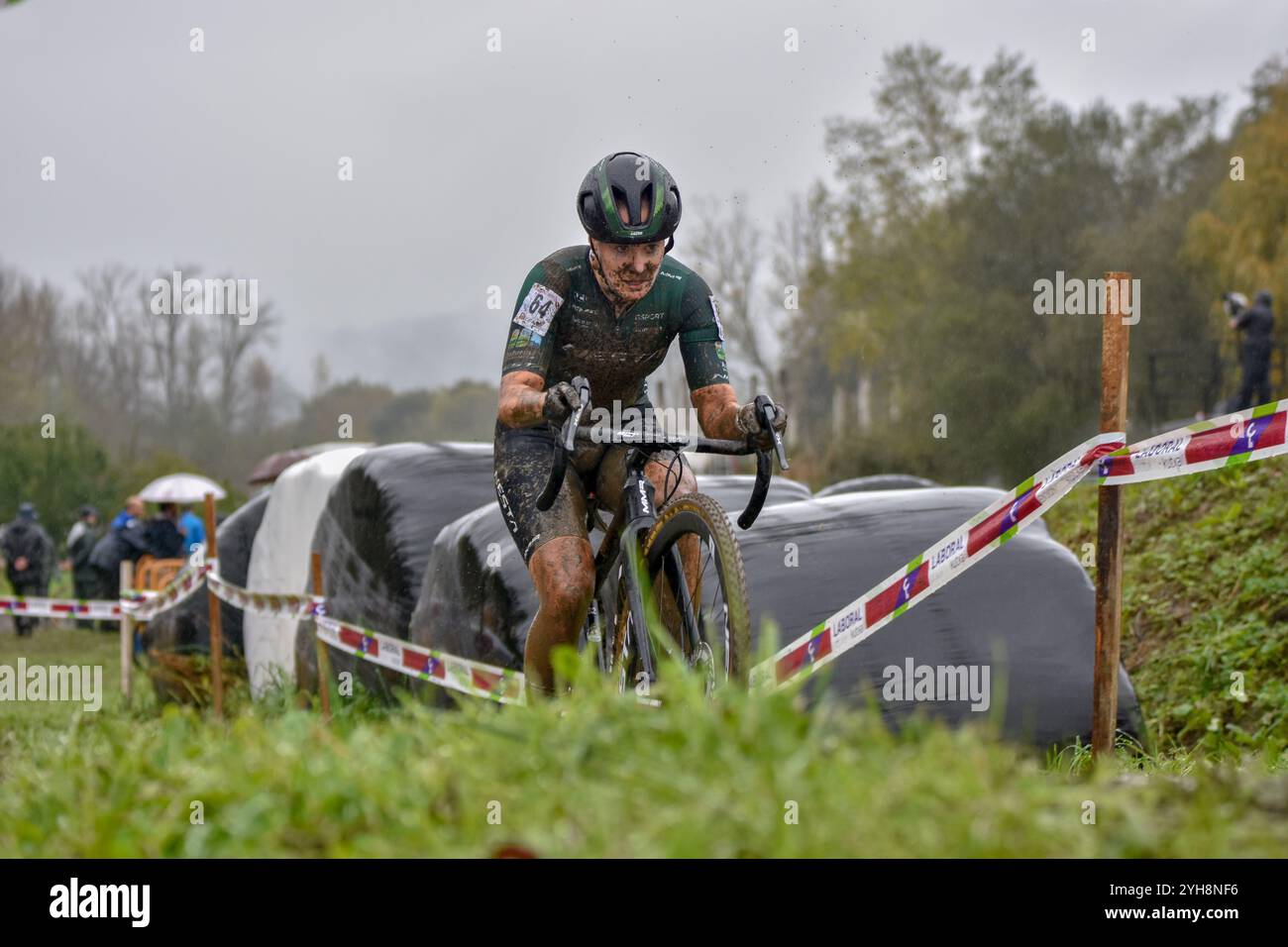 Ambasaguas, Spanien, 10. November 2024: Nesta MMR Team Radfahrerin Alicia Gonzalez Blanco im Women's Elite Test der Karrantza International Cyclo-Cros am 10. November 2024 in Ambasaguas, Spanien. Quelle: Javier Linares Misioner /Alamy Live News Stockfoto