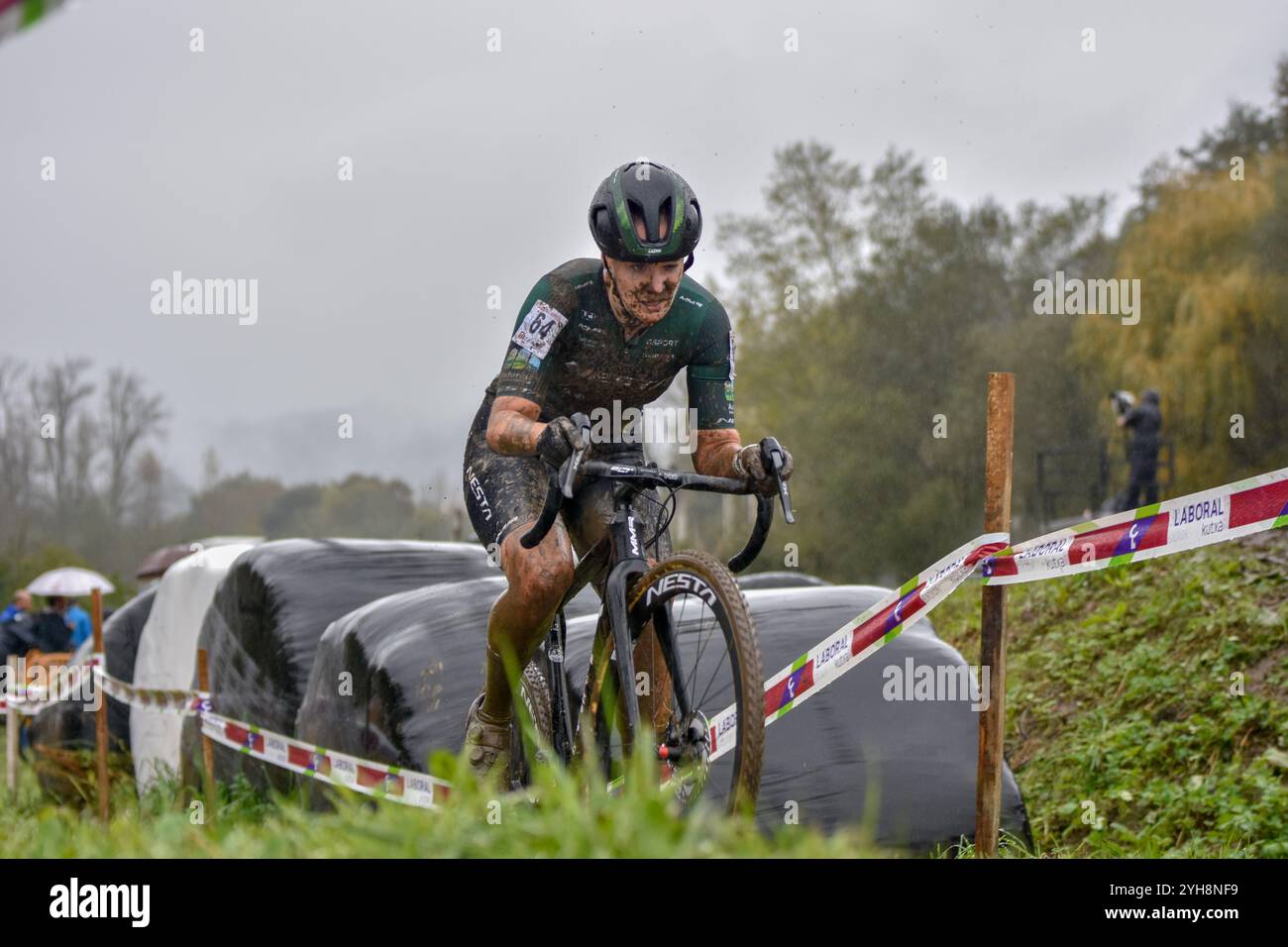 Ambasaguas, Spanien, 10. November 2024: Nesta MMR Team Radfahrerin Alicia Gonzalez Blanco im Women's Elite Test der Karrantza International Cyclo-Cros am 10. November 2024 in Ambasaguas, Spanien. Quelle: Javier Linares Misioner /Alamy Live News Stockfoto