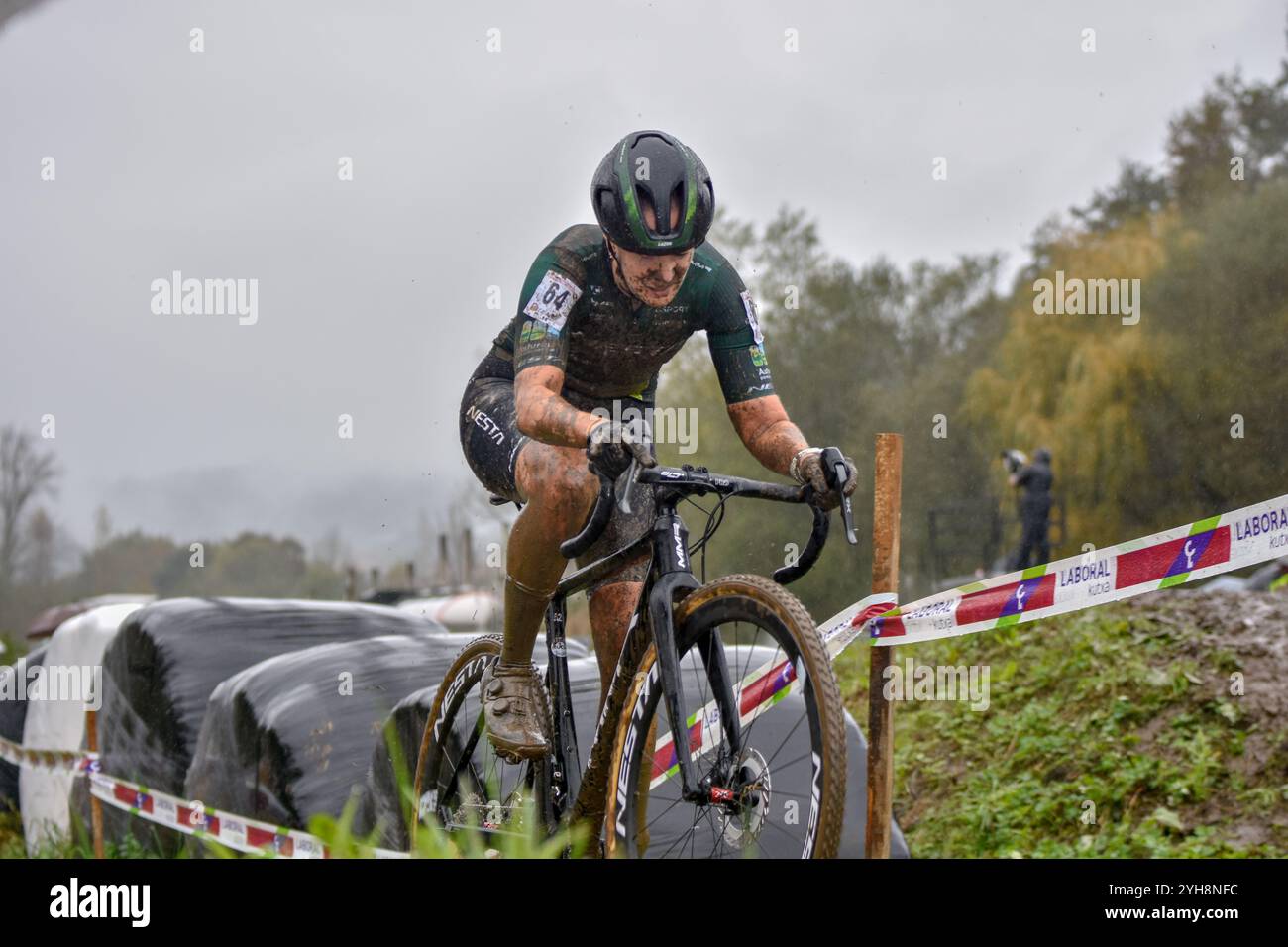 Ambasaguas, Spanien, 10. November 2024: Nesta MMR Team Radfahrerin Alicia Gonzalez Blanco im Women's Elite Test der Karrantza International Cyclo-Cros am 10. November 2024 in Ambasaguas, Spanien. Quelle: Javier Linares Misioner /Alamy Live News Stockfoto