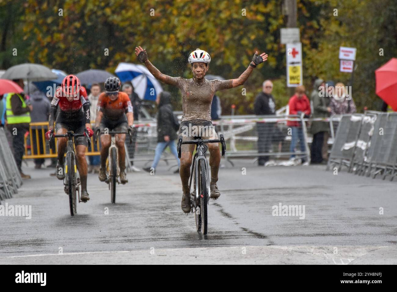 Ambasaguas, Spanien, 10. November 2024: Nesta-MMR Team-Radfahrerin Lucia Gonzalez Blanco während des Women's Elite Tests der Karrantza International Cyclo-Cros am 10. November 2024 in Ambasaguas, Spanien. Quelle: Javier Linares Misioner /Alamy Live News Stockfoto