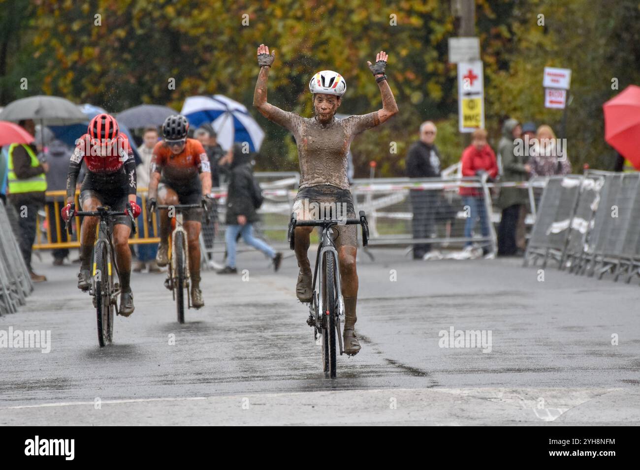 Ambasaguas, Spanien, 10. November 2024: Nesta-MMR Team-Radfahrerin Lucia Gonzalez Blanco während des Women's Elite Tests der Karrantza International Cyclo-Cros am 10. November 2024 in Ambasaguas, Spanien. Quelle: Javier Linares Misioner /Alamy Live News Stockfoto