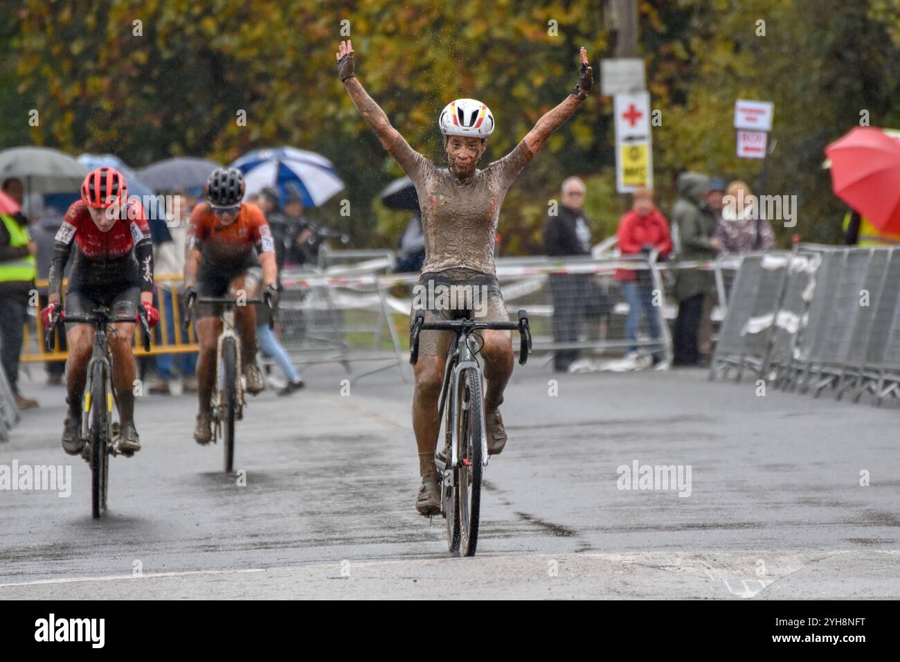 Ambasaguas, Spanien, 10. November 2024: Nesta-MMR Team-Radfahrerin Lucia Gonzalez Blanco während des Women's Elite Tests der Karrantza International Cyclo-Cros am 10. November 2024 in Ambasaguas, Spanien. Quelle: Javier Linares Misioner /Alamy Live News Stockfoto