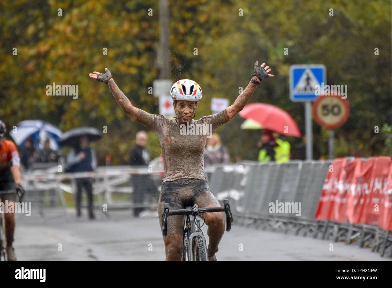 Ambasaguas, Spanien, 10. November 2024: Nesta-MMR Team-Radfahrerin Lucia Gonzalez Blanco während des Women's Elite Tests der Karrantza International Cyclo-Cros am 10. November 2024 in Ambasaguas, Spanien. Quelle: Javier Linares Misioner /Alamy Live News Stockfoto