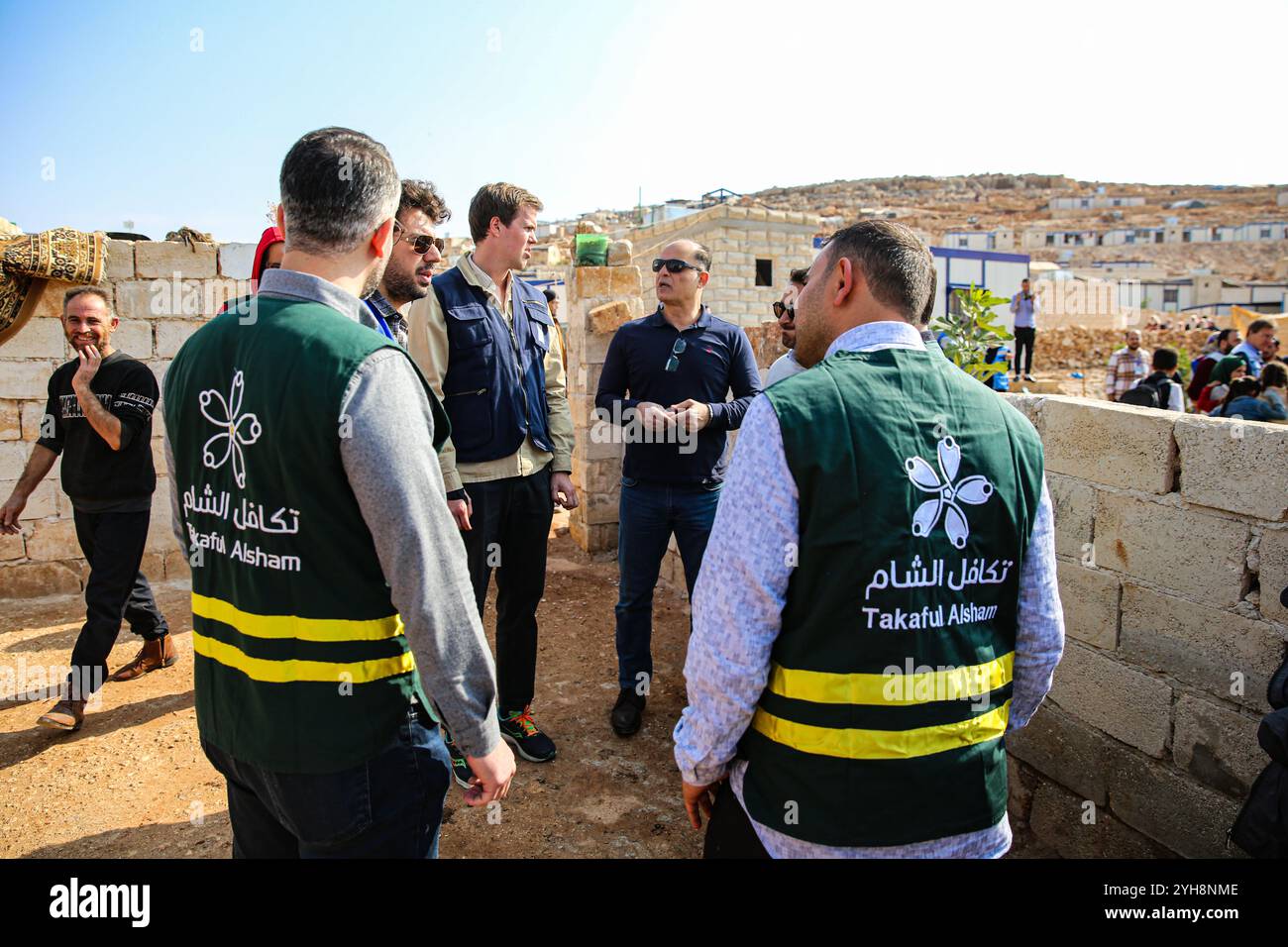 Idlib, Syrien. November 2024. Eine humanitäre Delegation der Vereinten Nationen besucht eine Kompostierungs- und Recyclinganlage im Dorf Killi im Gouvernement Idlib. Die Mission unter der Leitung des stellvertretenden regionalen humanitären Koordinators der Vereinten Nationen für die Syrien-Krise, David Carden, inspizierte mehrere wichtige Standorte in Nordwestsyrien, darunter eine solarbetriebene Wasserbewässerungsstation im Dorf Adwan und ein Lebensmittelzentrum im Dorf Sejer Stockfoto