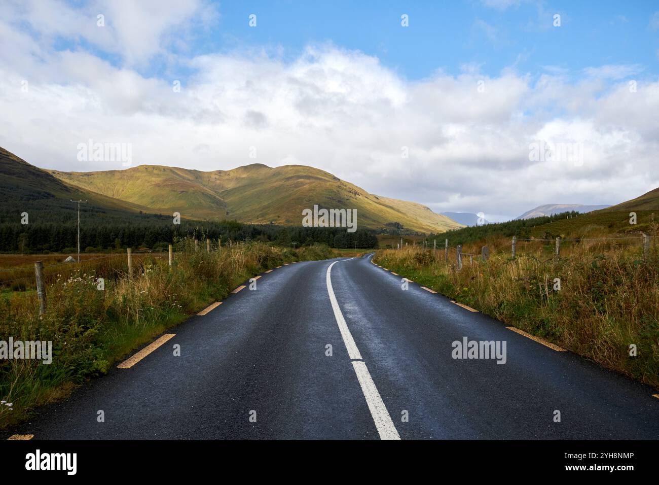 Straße durch das Maam Valley joyce Country mit Maumturk Bergen im Hintergrund, County galway, republik irland Stockfoto