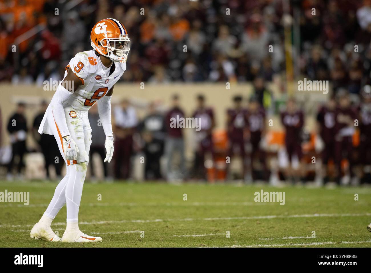 9. November 2024: Clemson Tigers Safety R.J. Mickens (9) kehrt während des NCAA-Fußballspiels zwischen den Clemson Tigers und den Virginia Tech Hokies im Lane Stadium in Blacksburg, VA zurück. Jonathan Huff/CSM Stockfoto