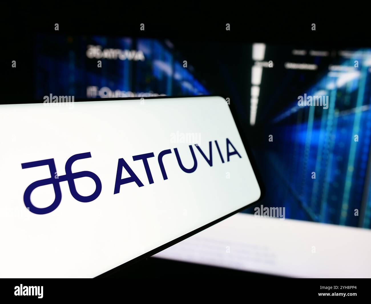 Deutschland. Juli 2024. In dieser Fotoabbildung ist ein Smartphone mit dem Logo des deutschen IT-Unternehmens Atruvia AG vor der Business-Website zu sehen. (Credit Image: © Timon Schneider/SOPA Images via ZUMA Press Wire) NUR REDAKTIONELLE VERWENDUNG! Nicht für kommerzielle ZWECKE! Stockfoto