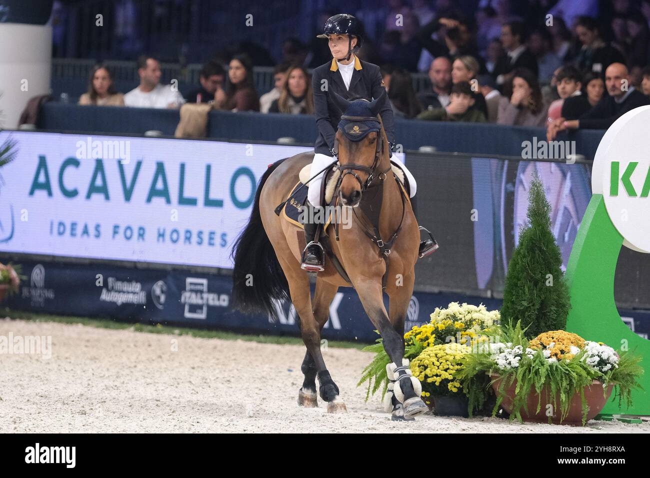 Edwina Tops-Alexander reitet mit Castlefield während des CSI5*- W Longines FEI Jumping World Cup 2024 Gran Prix, präsentiert von KASK, im Pala Fimauto am 10. November 2024 in Verona, Italien. Stockfoto