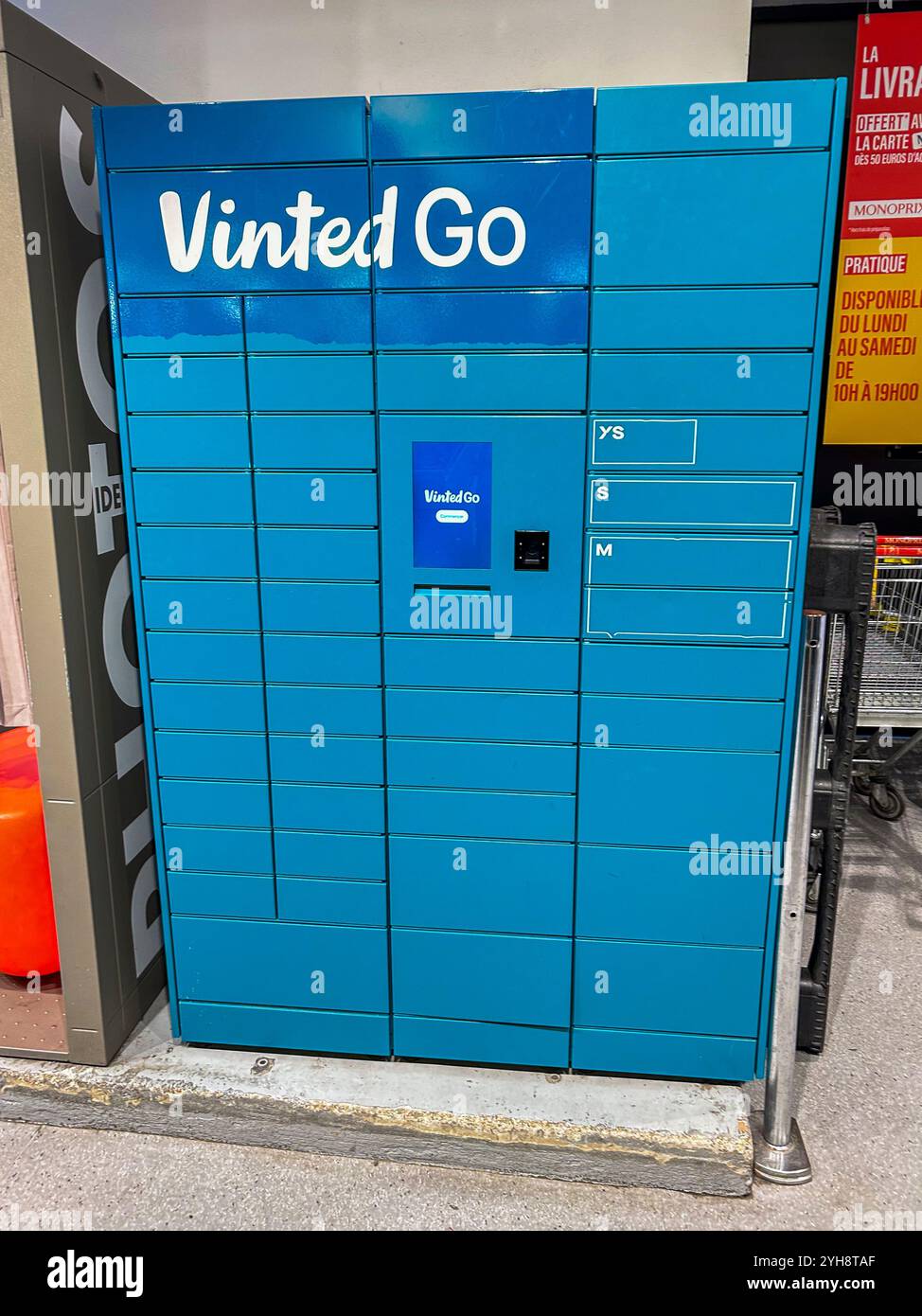 Paris, Frankreich, Detail, „Vinted Go“ Box, Vertrieb, Transport, für gebrauchte Artikel in Vinted Application, im örtlichen Supermarkt Stockfoto