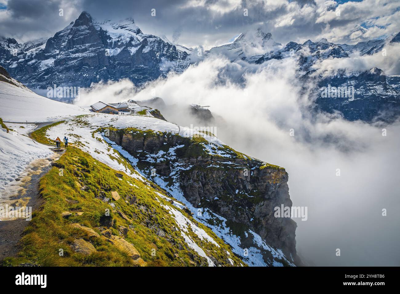 Einer der schönsten Wanderwege mit hohen Bergen und nebeligem Tal, Grindelwald, Berner Oberland, Schweiz, Europa Stockfoto