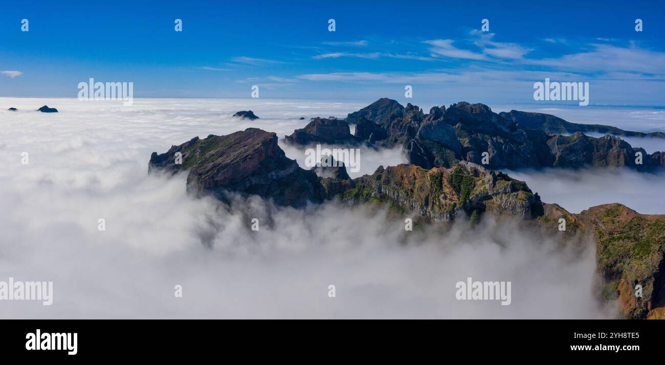 Niedrige hängende Wolken auf dem Mittelgebirge von Madeira Stockfoto