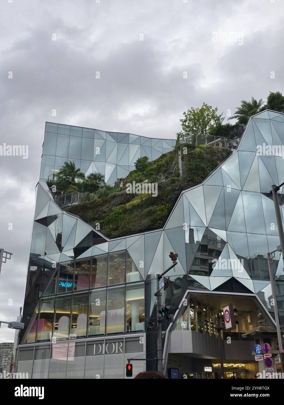 japan-Gebäude mit Garten - Smartphone-aufgenommenes Stockfoto
