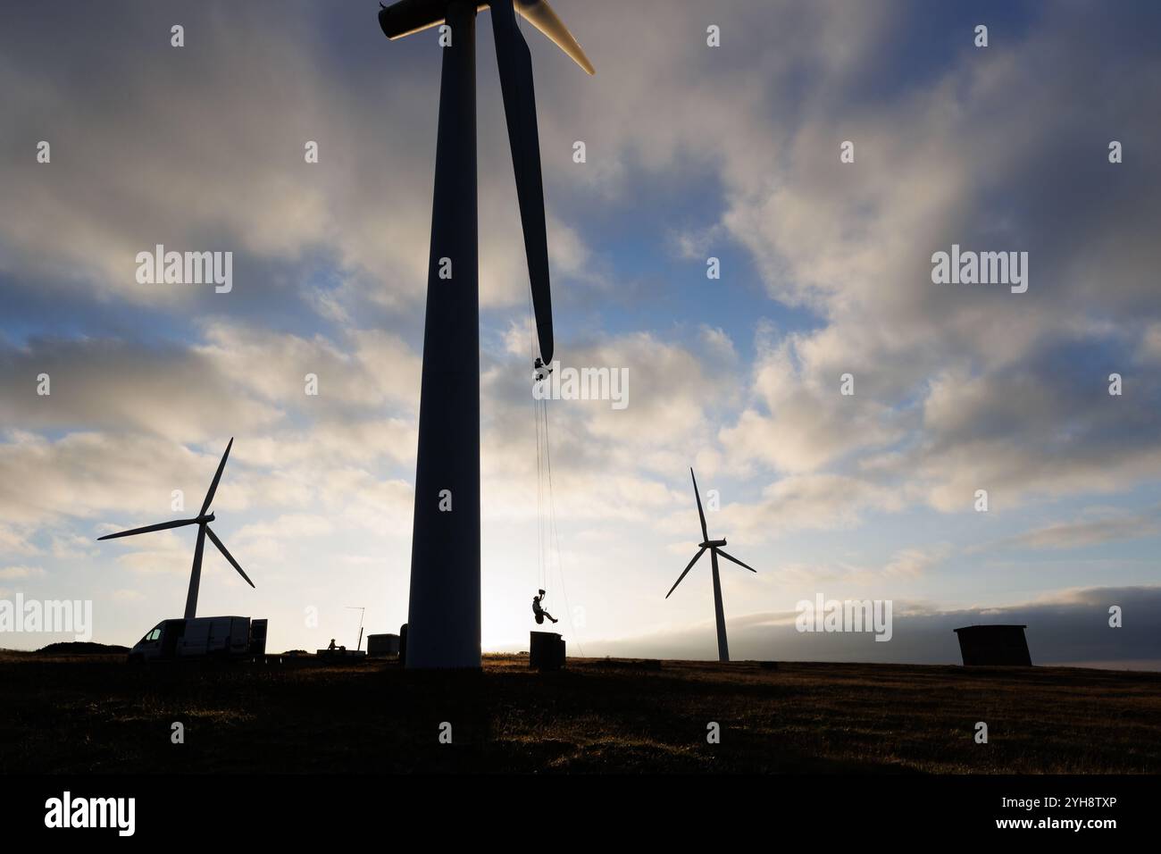 9. November 2024. Forss, Caithness, Schottland. Der Techniker Michael Parry repariert eine Windmühle auf der Forss Wind Farm in der Nähe von Thurso, Schottland. Stockfoto