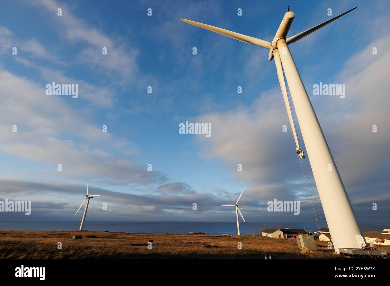 9. November 2024. Forss, Caithness, Schottland. Der Techniker Michael Parry repariert eine Windmühle auf der Forss Wind Farm in der Nähe von Thurso, Schottland. Stockfoto