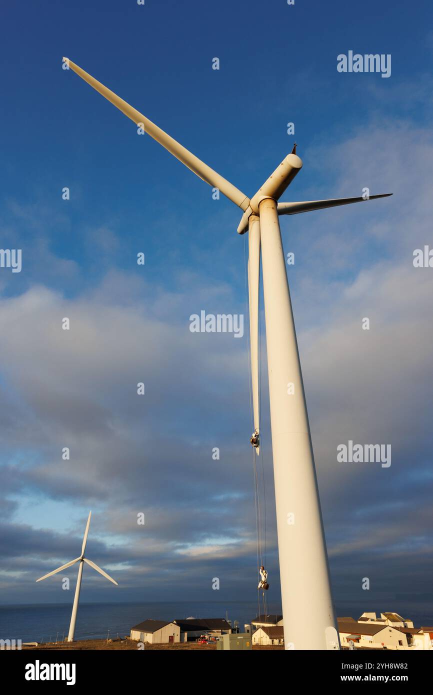 9. November 2024. Forss, Caithness, Schottland. Der Techniker Michael Parry repariert eine Windmühle auf der Forss Wind Farm in der Nähe von Thurso, Schottland. Stockfoto