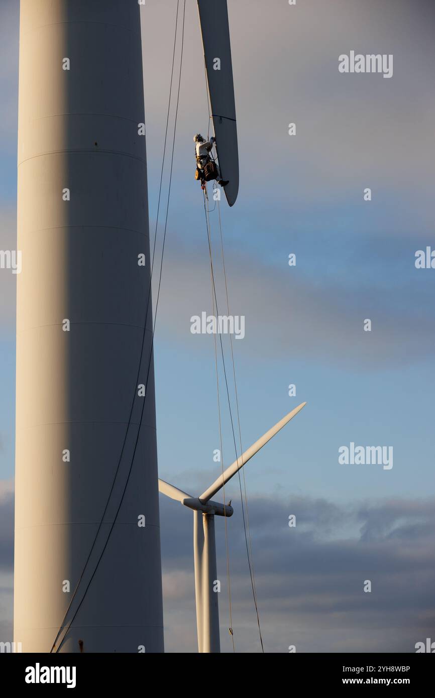 9. November 2024. Forss, Caithness, Schottland. Der Techniker Michael Parry repariert eine Windmühle auf der Forss Wind Farm in der Nähe von Thurso, Schottland. Stockfoto