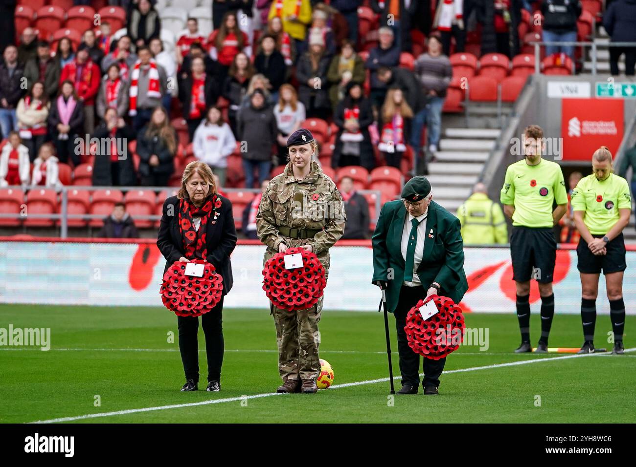 St Helens, Großbritannien. Sonntag, 10. November 2024, Barclays Women’s Super League: Liverpool FC Women vs Chelsea FC Women im St. Helens Stadium. der Remember sunday wurde beim heutigen WSL-Spiel zwischen Liverpool FC und Chelsea FC beobachtet. James Giblin/Alamy Live News. Stockfoto