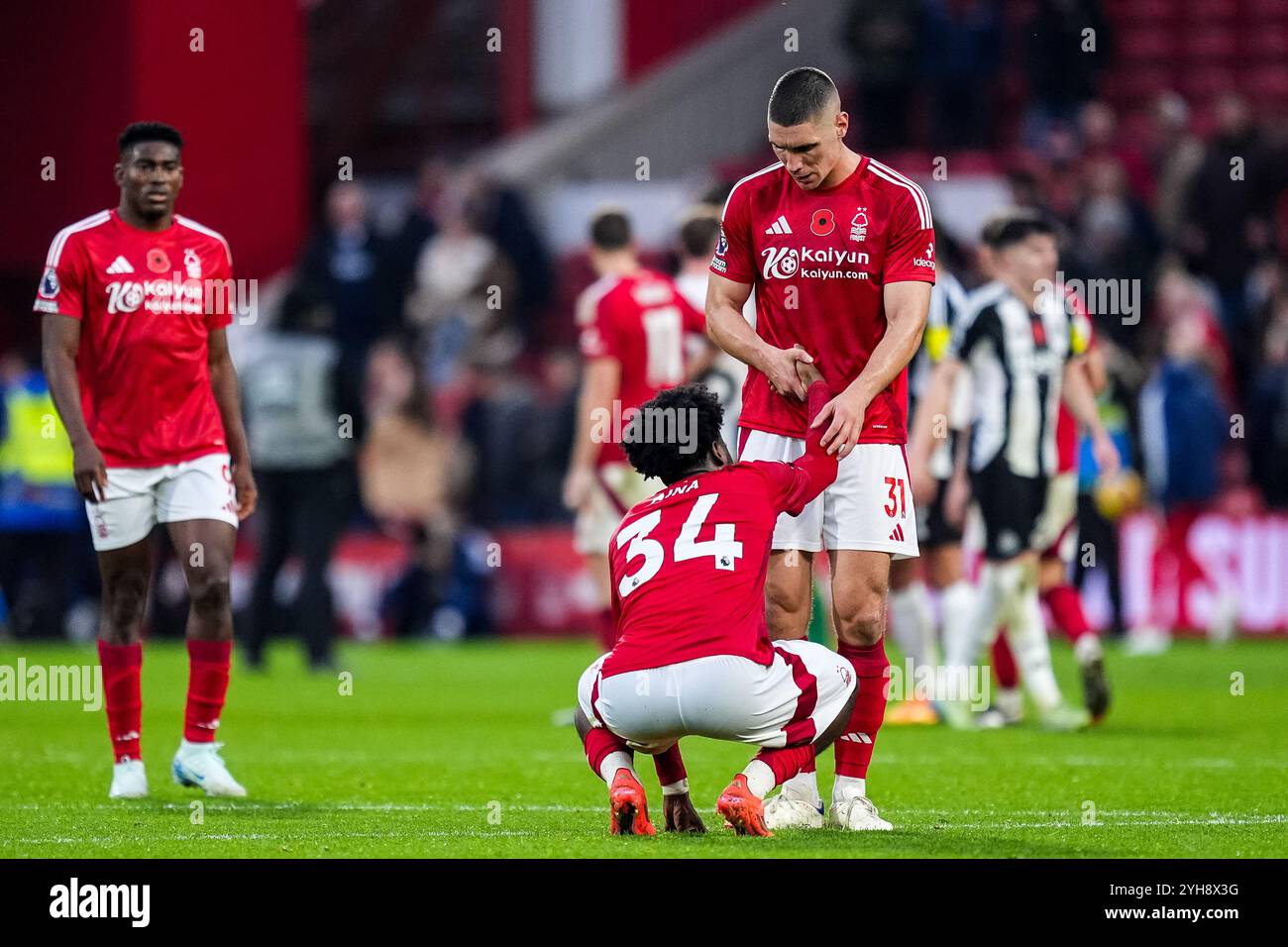 Nottingham, Großbritannien. November 2024. NOTTINGHAM, ENGLAND – 10. NOVEMBER: Nikola Milenkovic von Nottingham Forest FC koncolliert Ola Aina von Nottingham Forest FC nach dem Premier League-Spiel zwischen Nottingham Forest FC und Newcastle United FC am 10. November 2024 in Nottingham, England. (Foto: Rene Nijhuis/MB Media) Credit: MB Media Solutions/Alamy Live News Stockfoto